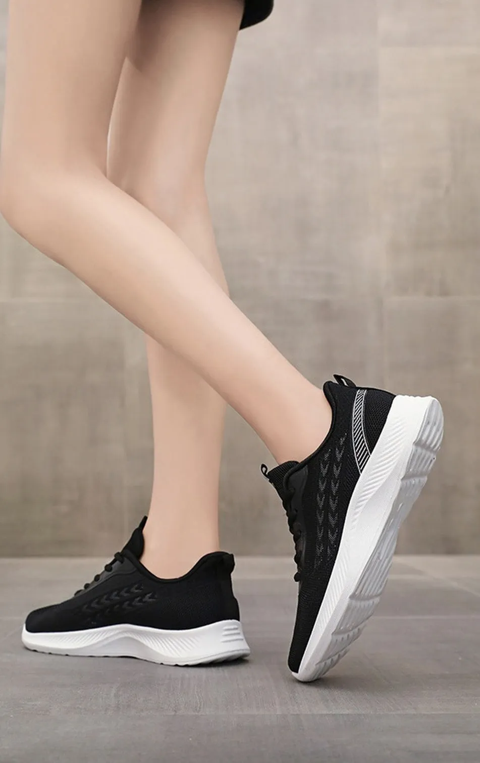 Modern Lightweight Trainer Sneakers for Women's Casual Outdoor Adventures