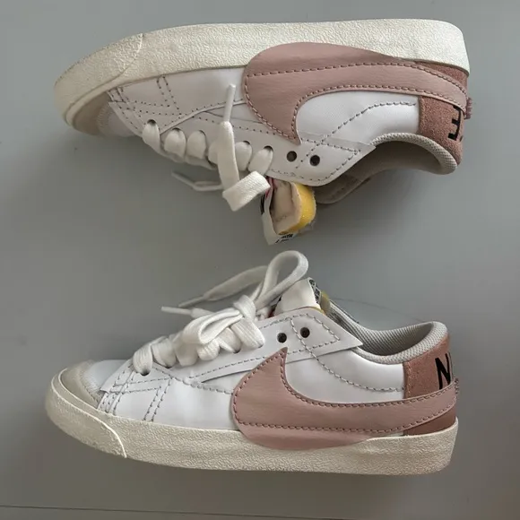 Nike Women’s Blazer Low ‘77 Jumbo Rose Trainers