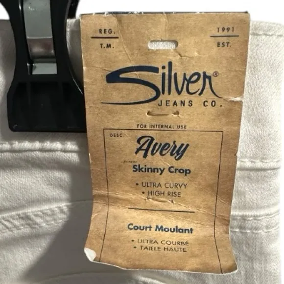 NWT Silver Avery Skinny Crop jeans size 29