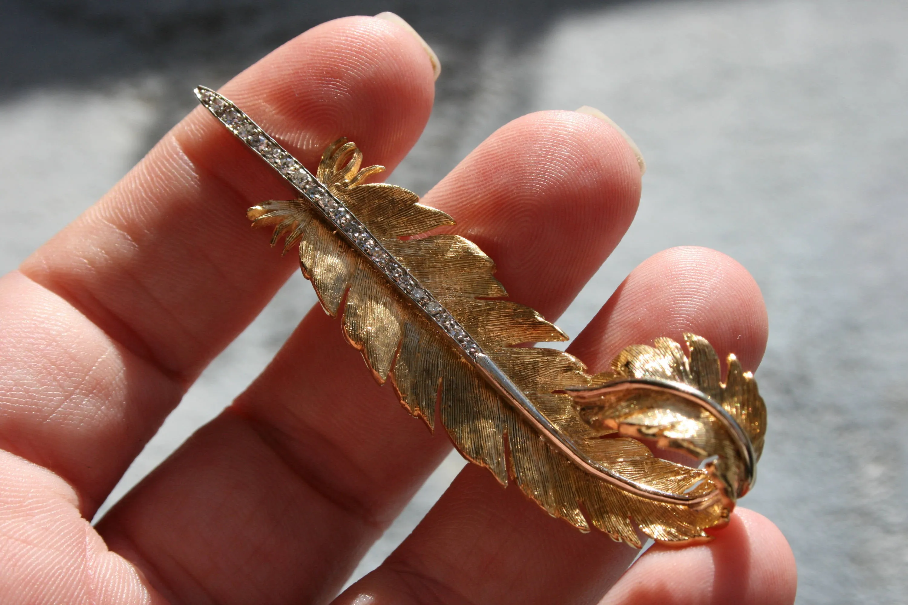 Stunning 18K Yellow Gold Diamond Feather Pin/Pendant - 0.42ct.