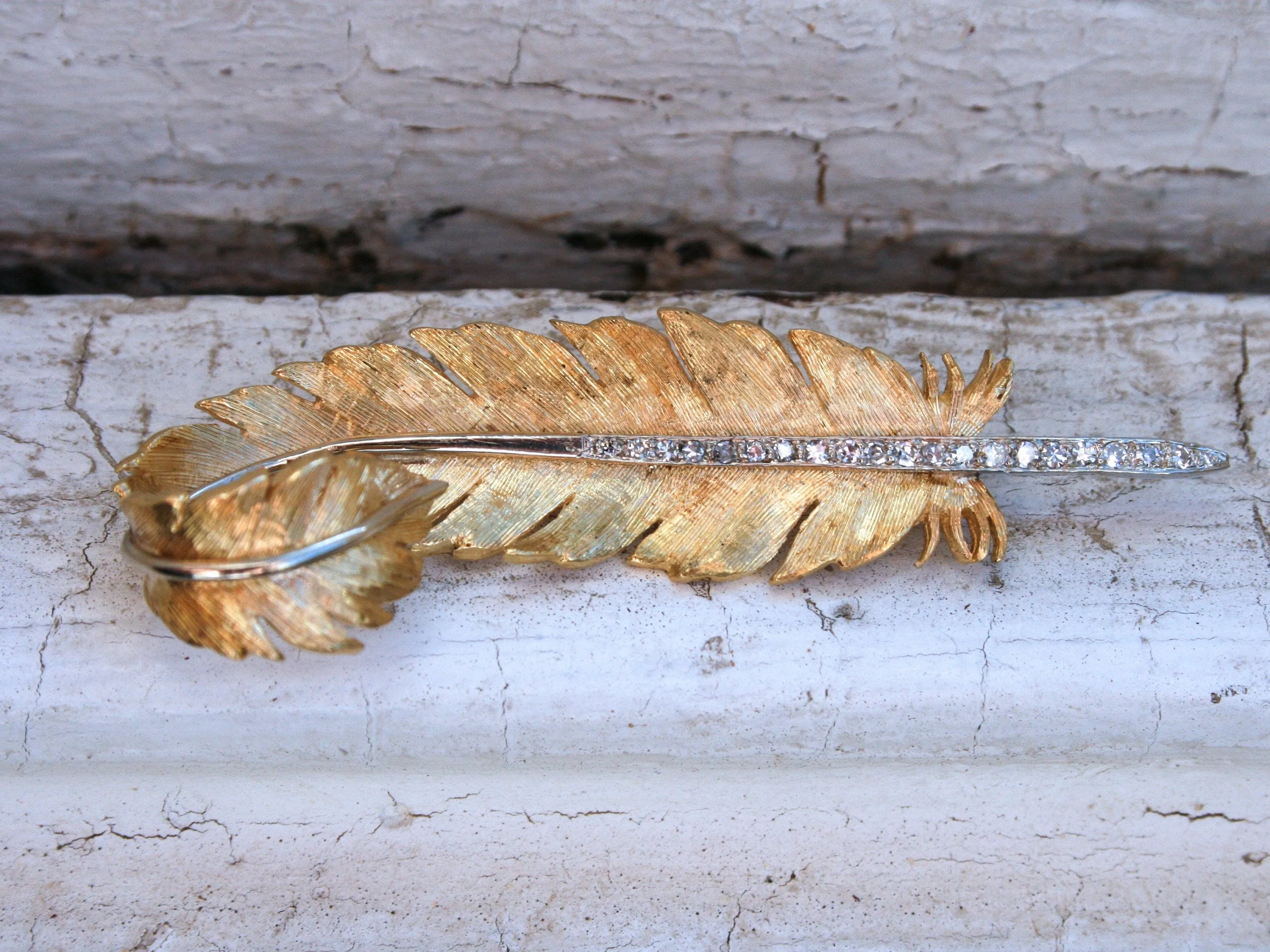 Stunning 18K Yellow Gold Diamond Feather Pin/Pendant - 0.42ct.